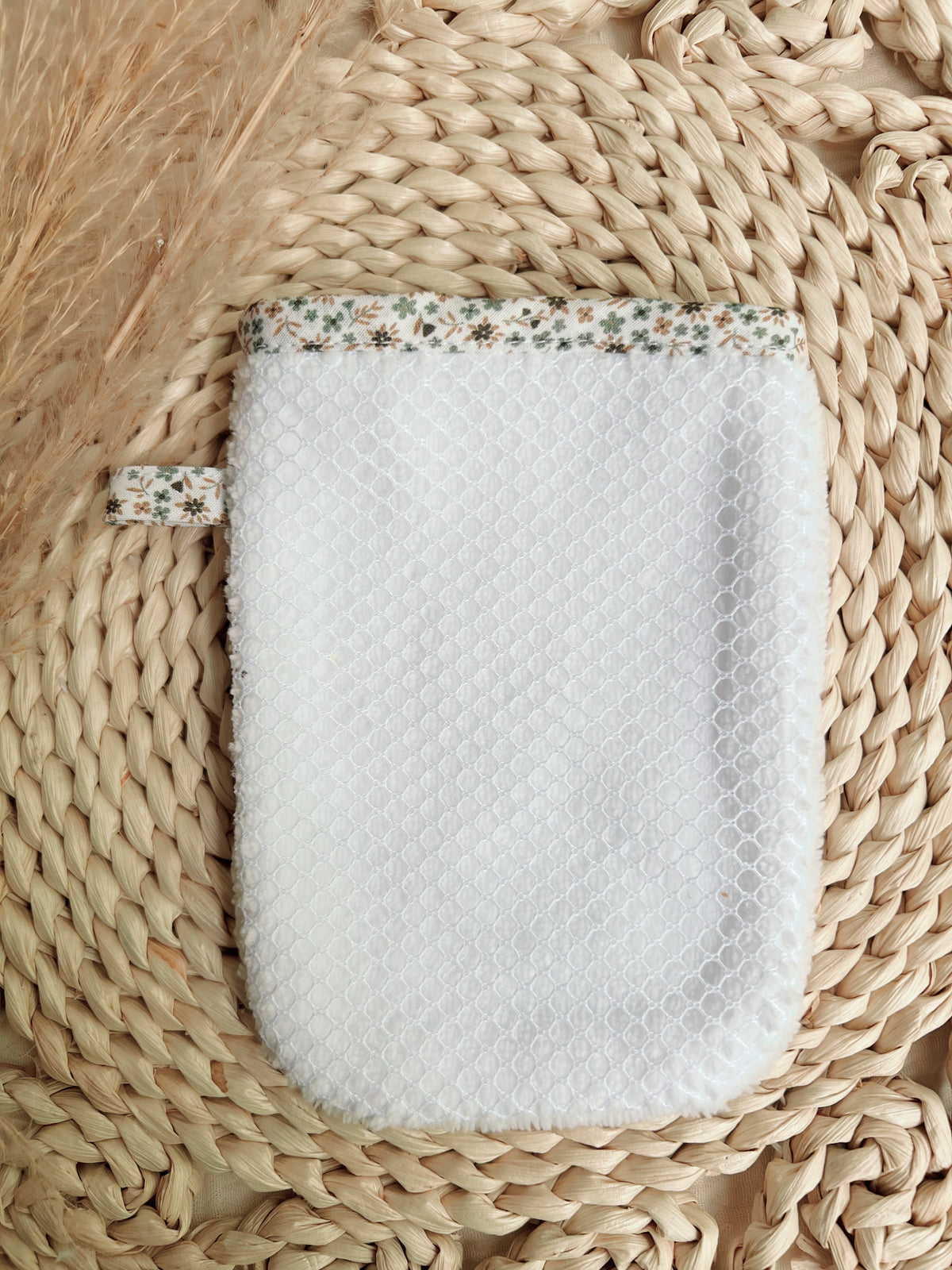 Exfoliating glove