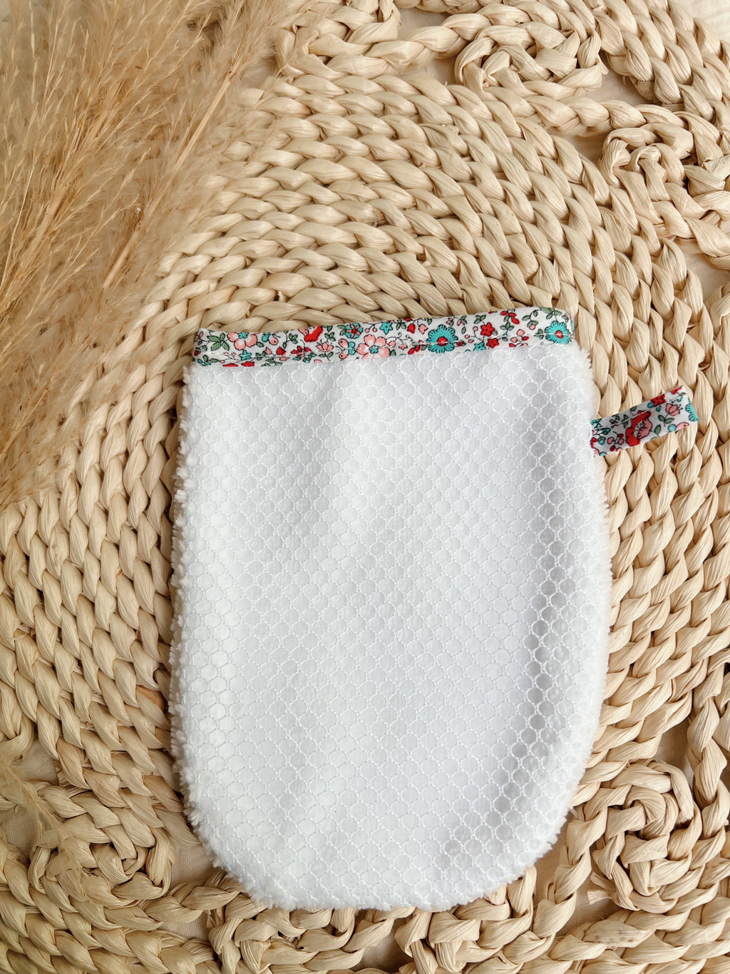 Exfoliating glove