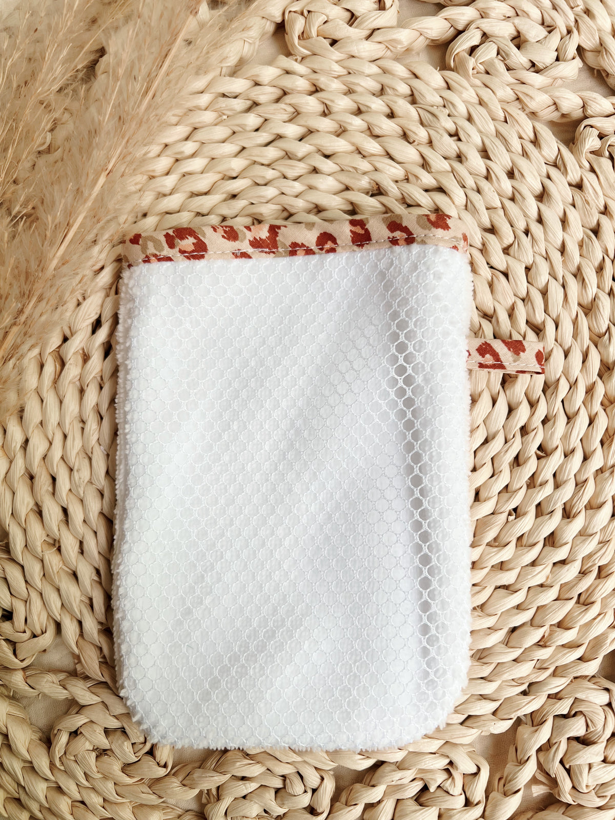 Exfoliating glove