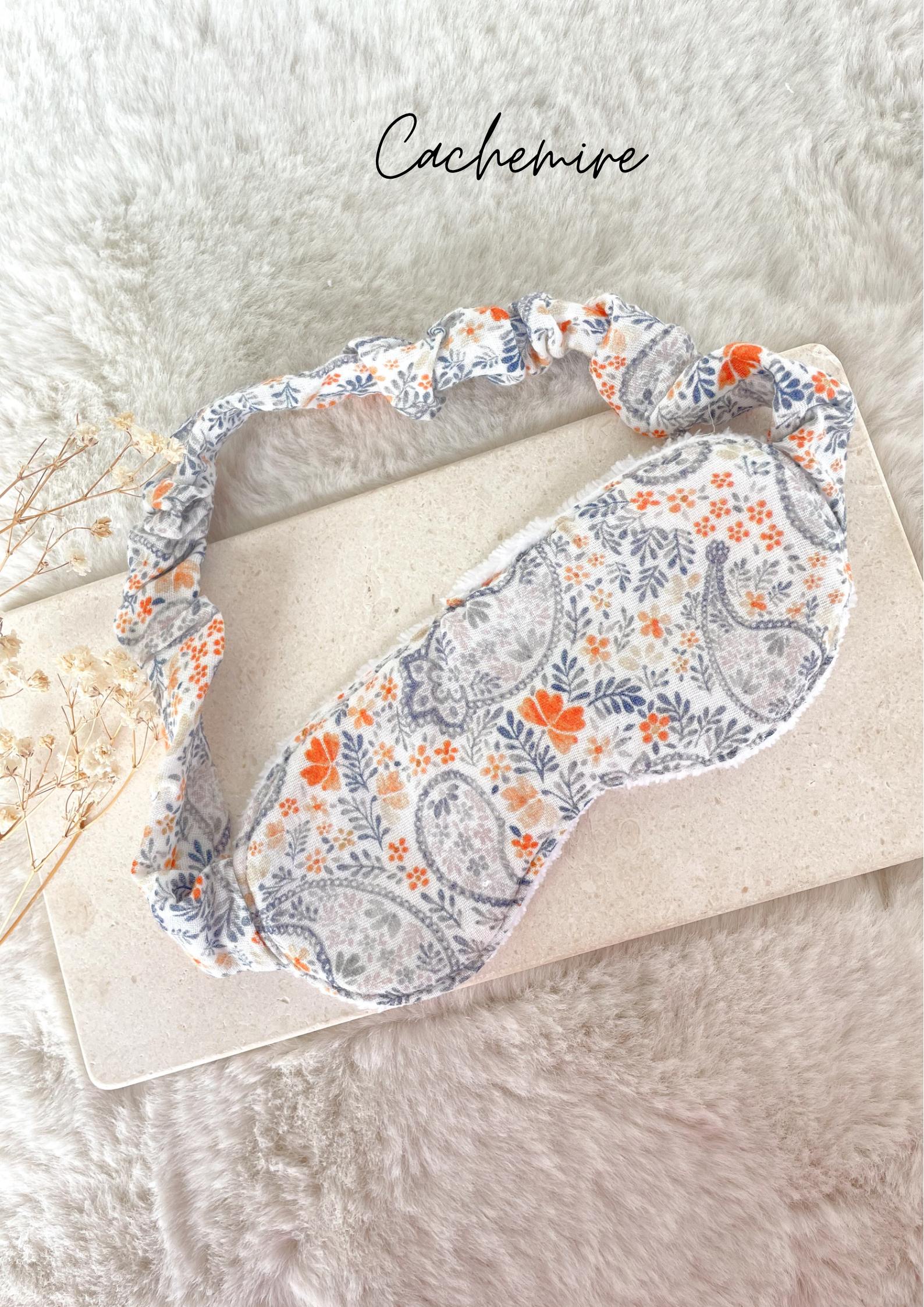 Masque de nuit avec finitions « froufrous »