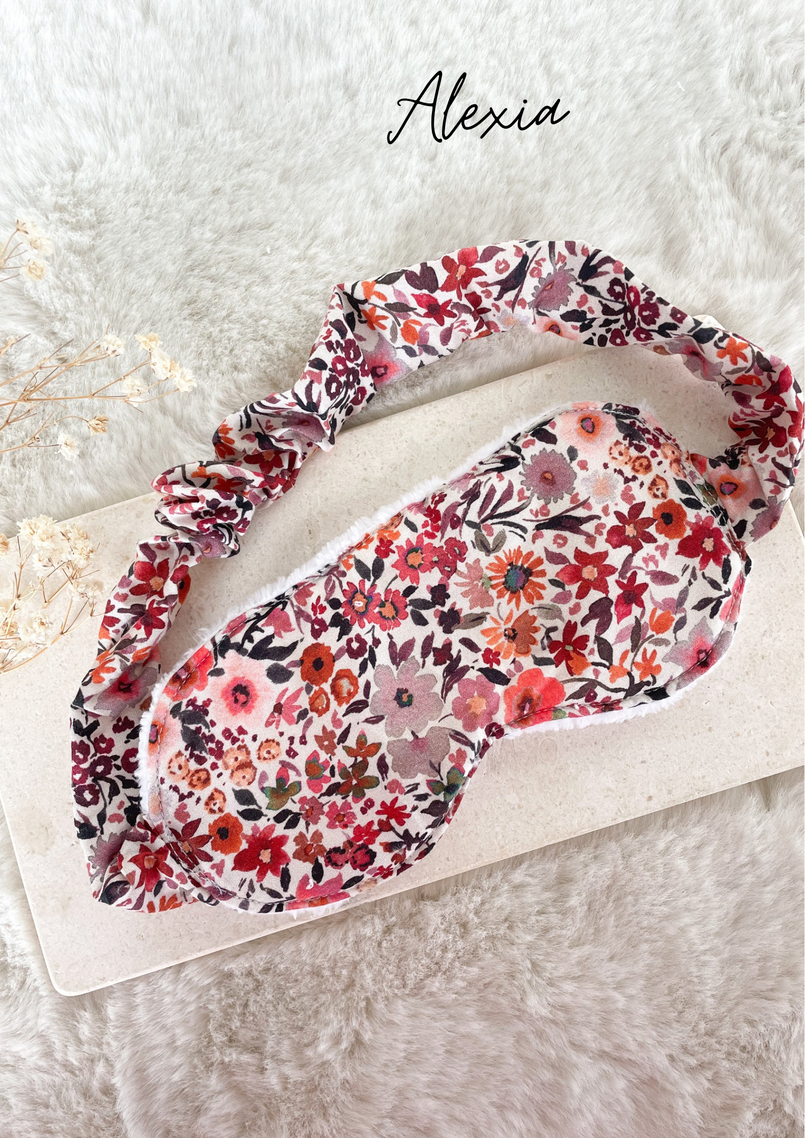 Masque de nuit avec finitions « froufrous »