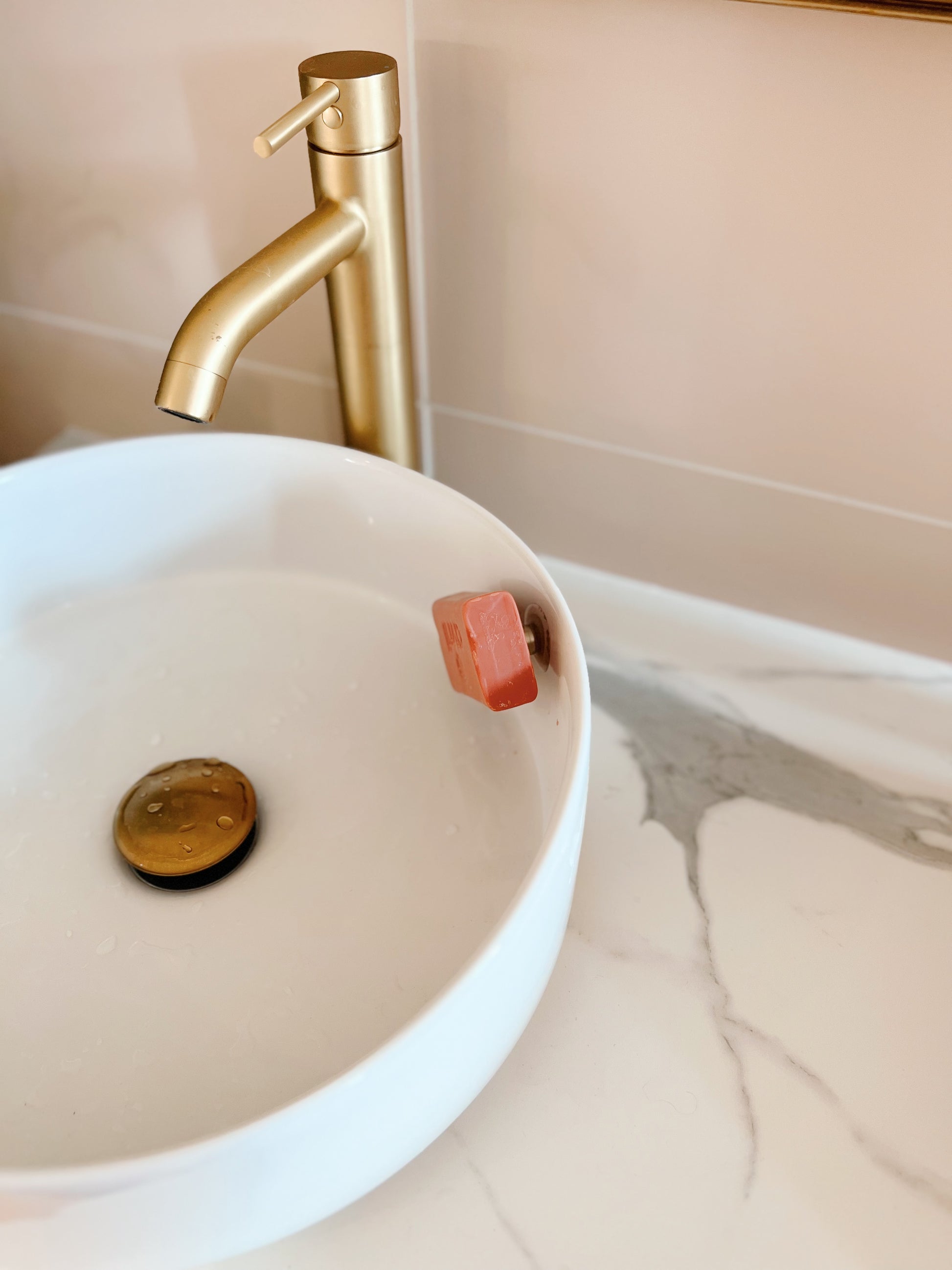 Minimalist soap dish 