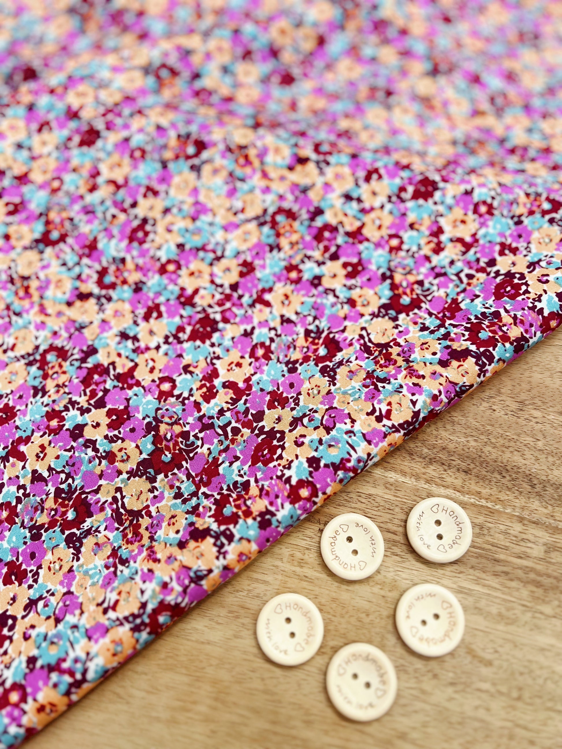 Viskose mit violettem Blumendruck