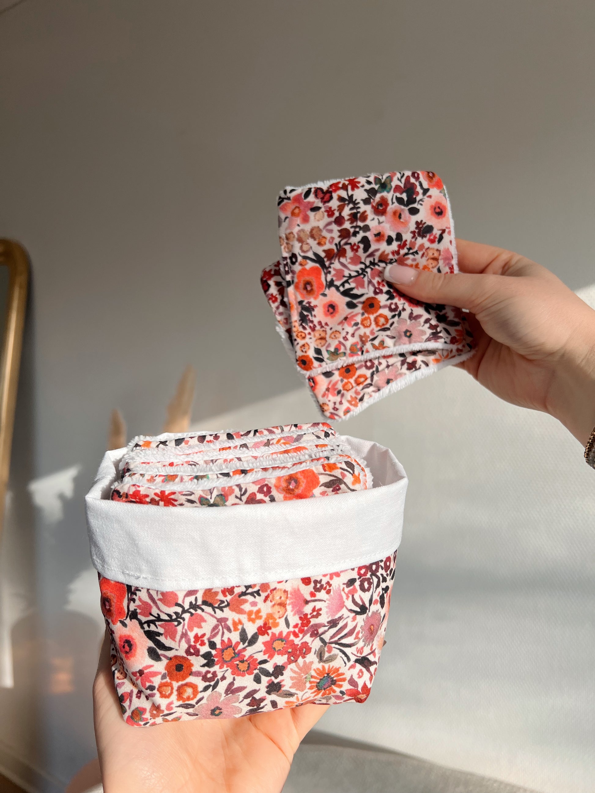 Matching set: the basket and its 10 cotton pads