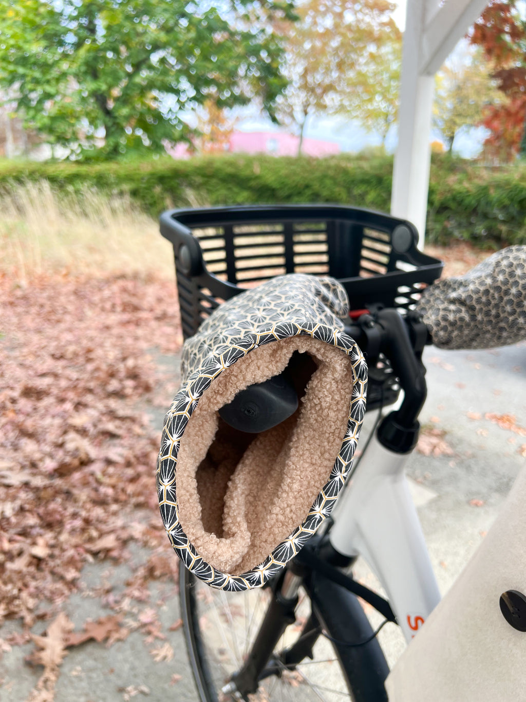 Sleeves for curved handlebars (e.g. bicycles)