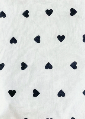 Baumwolle mit schwarzem Herzdruck