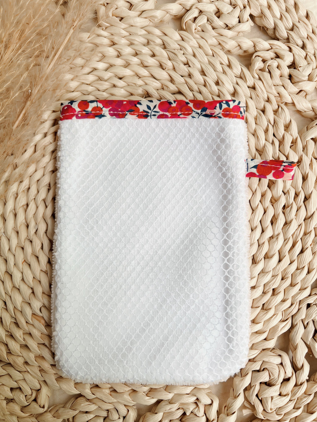 Exfoliating glove