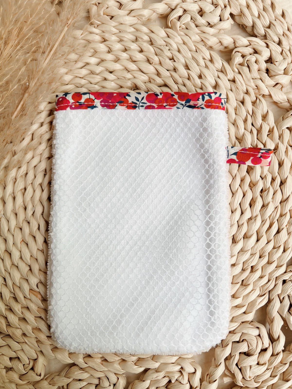 Exfoliating glove