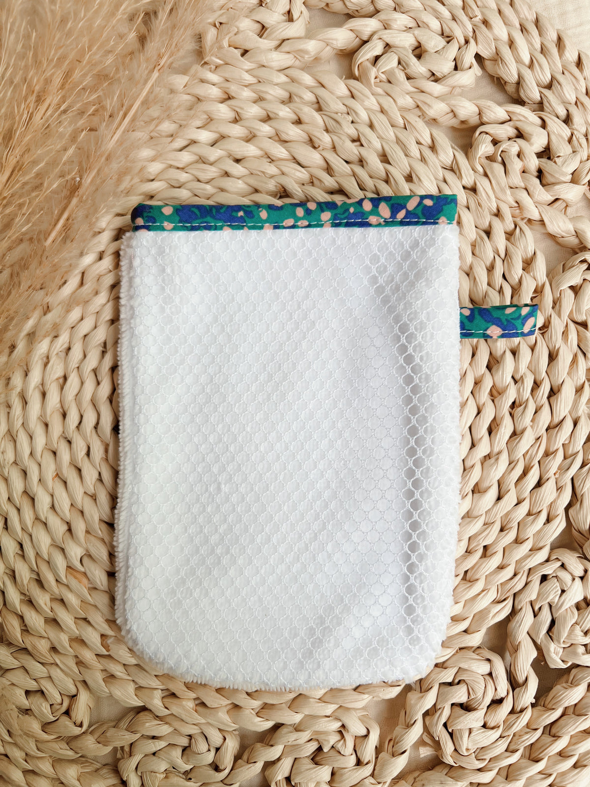 Exfoliating glove