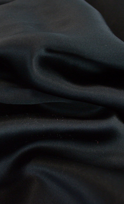 Tissu satin de soie noir