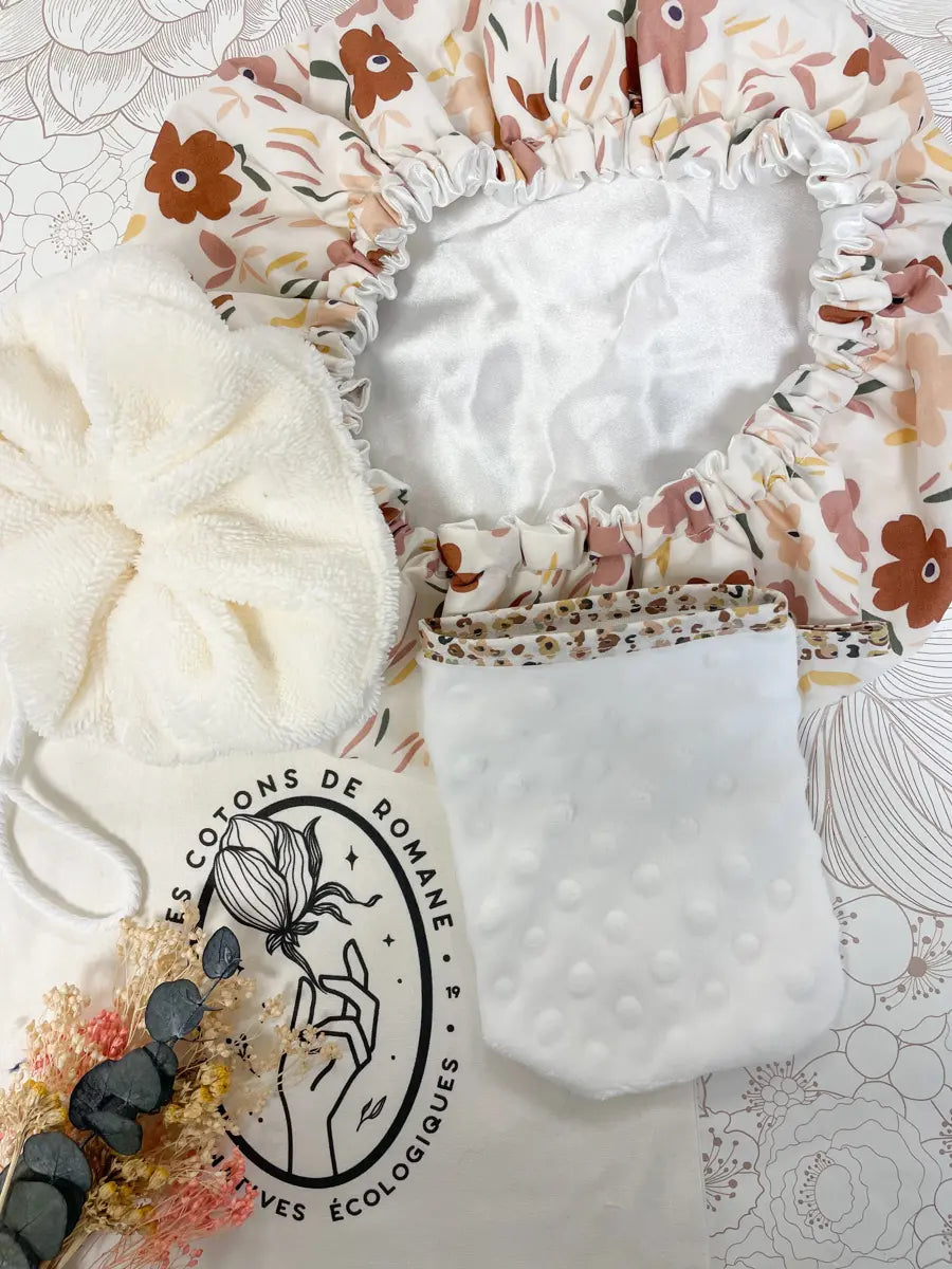 Coffret : la salle de bain - Bonnet de soin Aquarelle , gant démaquillant et fleur de douche écrue