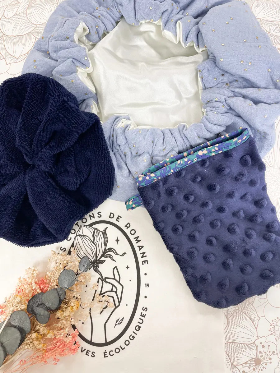 Coffret : la salle de bain - Bonnet de soin Bleu Baltique, gant démaquillant et fleur de douche bleu marine