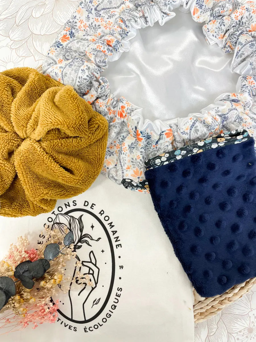 Coffret : la salle de bain - Bonnet de soin cachemire, gant démaquillant et fleur de douche camel
