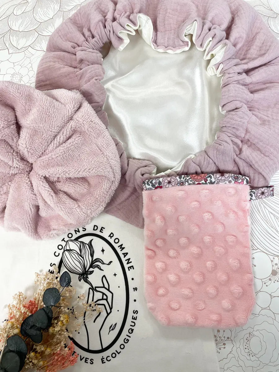 Coffret : la salle de bain - Bonnet de soin double gaze Lila, gant démaquillant et fleur de douche doux rose