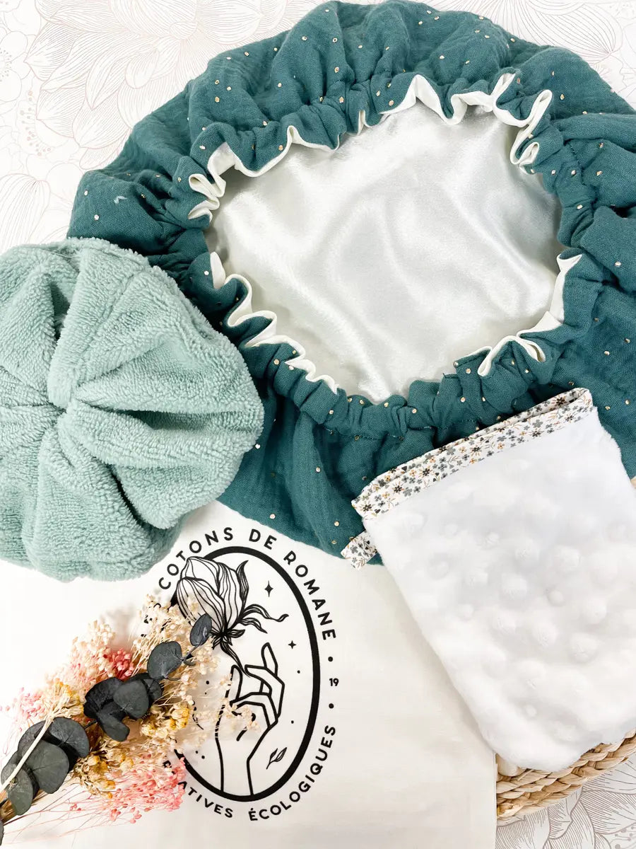 Coffret : la salle de bain - Bonnet de soin Émeraude, gant démaquillant et fleur de douche menthe