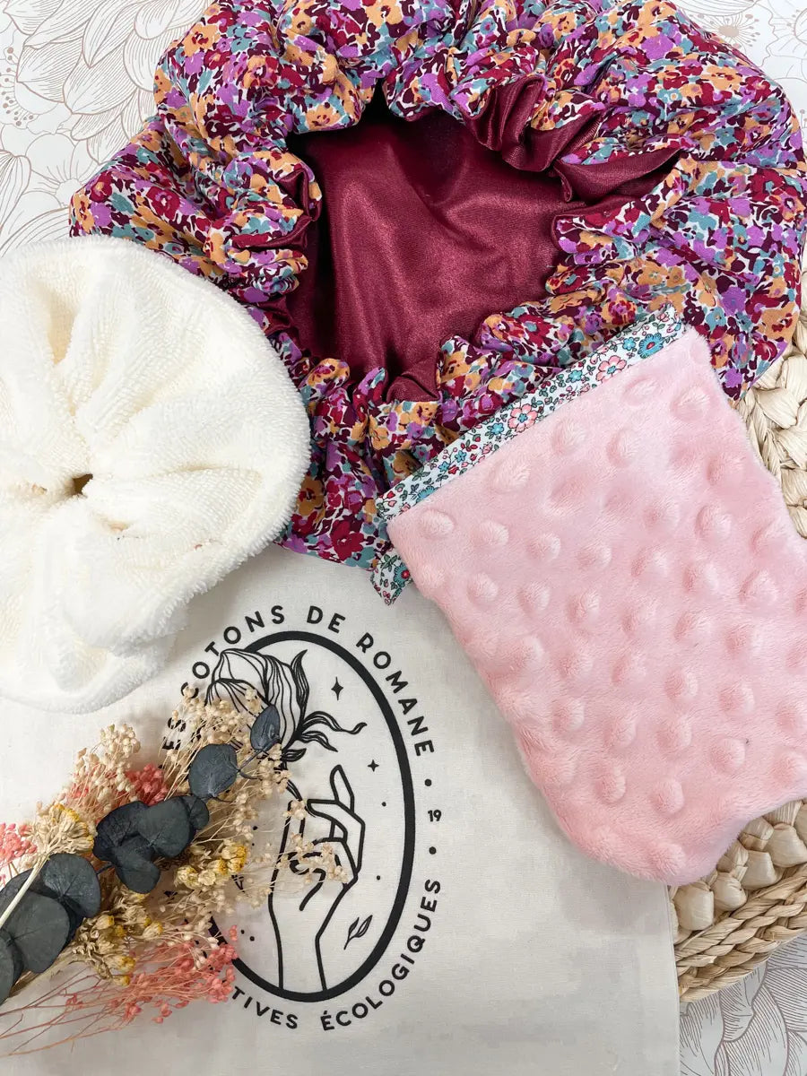 Coffret : la salle de bain - Bonnet de soin Purple flowers , gant démaquillant et fleur de douche écrue