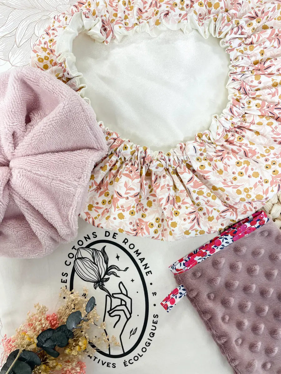 Coffret : la salle de bain - Bonnet de soin Spring, gant démaquillant et fleur de douche doux rose