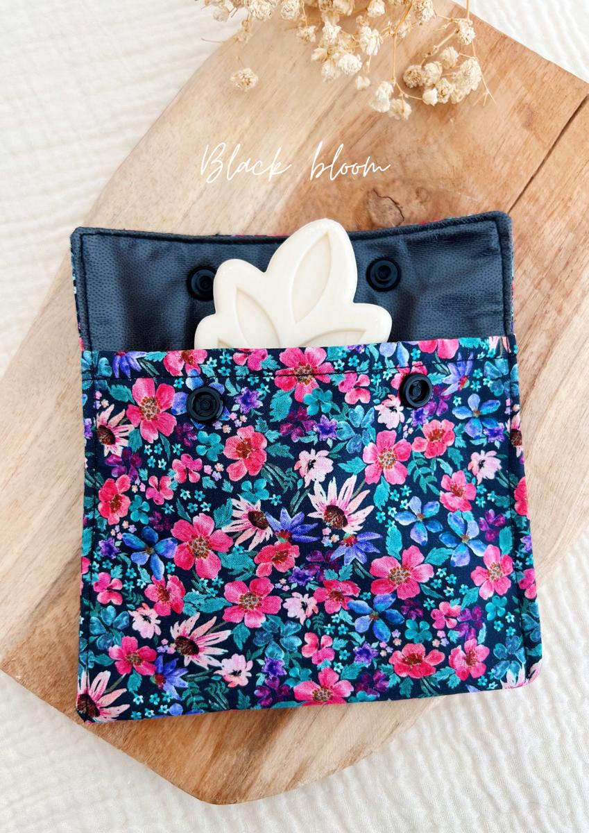 Pochette à savon imperméable petit format - Black bloom