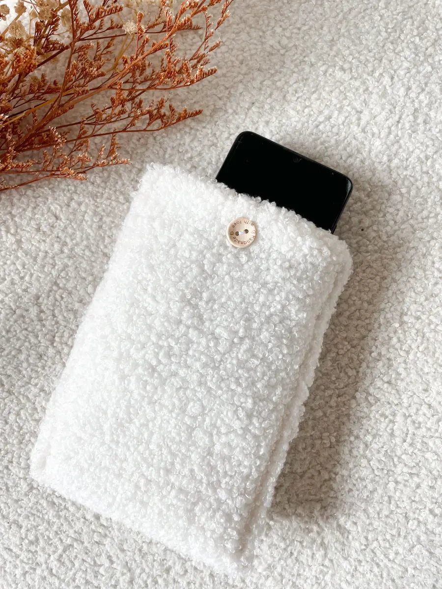 Pochette moumoute pour téléphone portable (max 8.5 cm de largeur) - Bouclette blanche