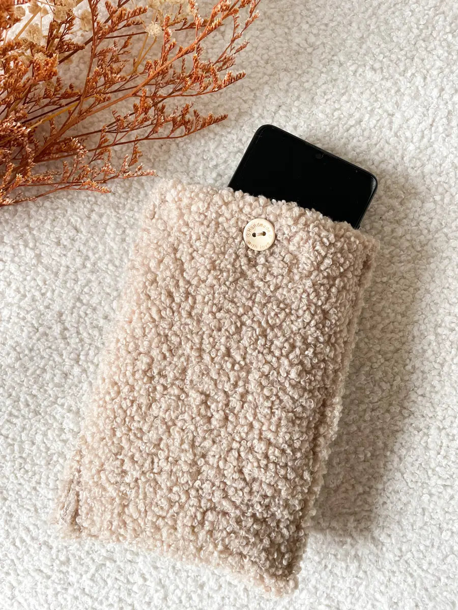 Pochette moumoute pour téléphone portable (max 8.5 cm de largeur) - Bouclette marron