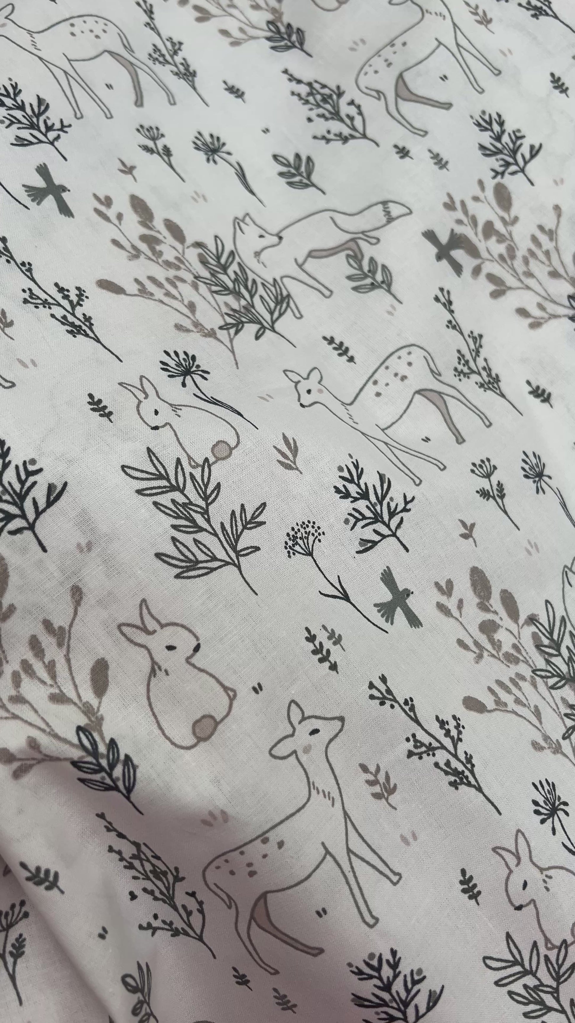 Bedruckte Baumwolle mit Zauberwald-Motiv