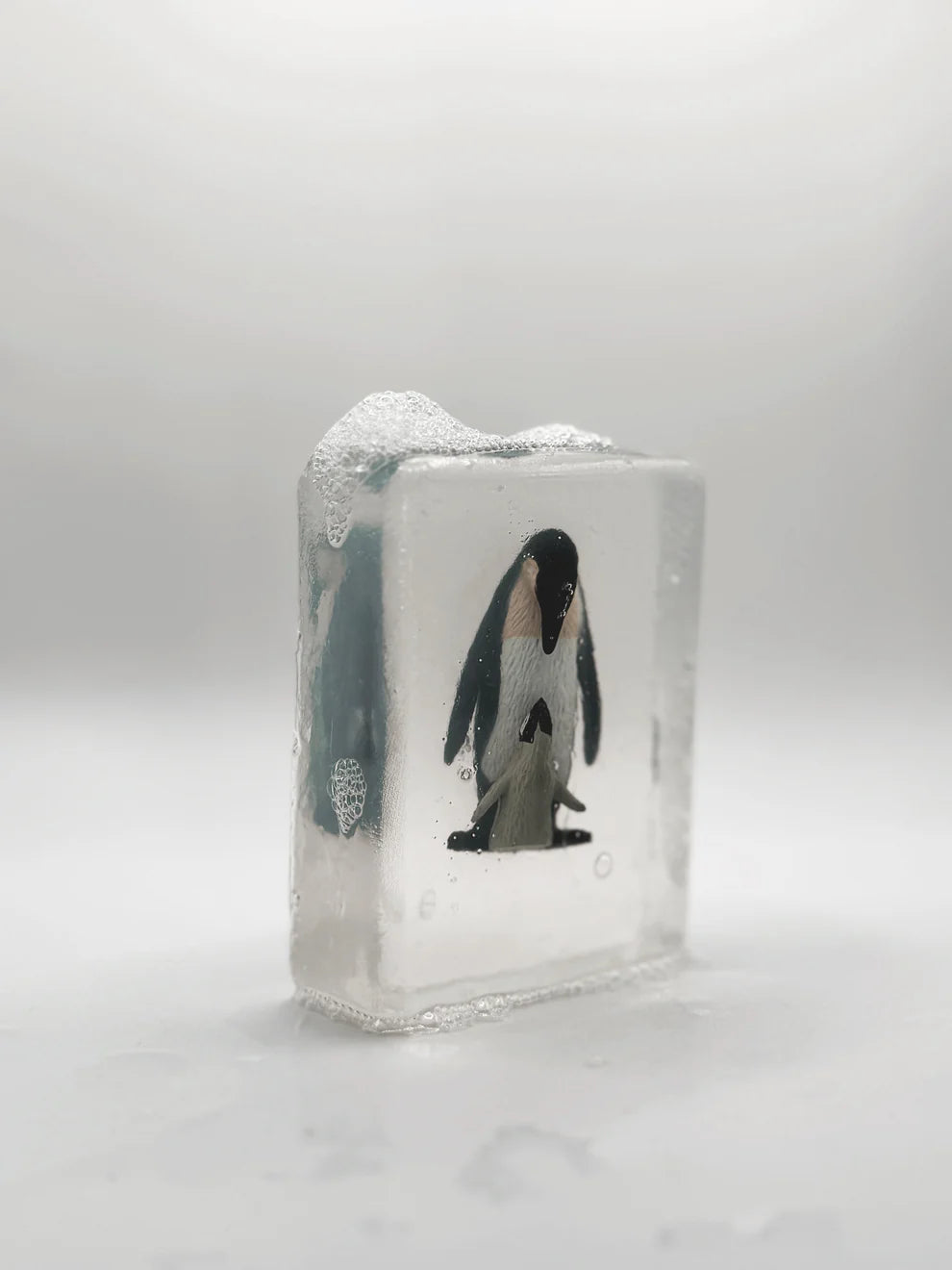 Savon avec figurines au choix (animaux, dinosaures, ...) - Bébé et maman pingouin