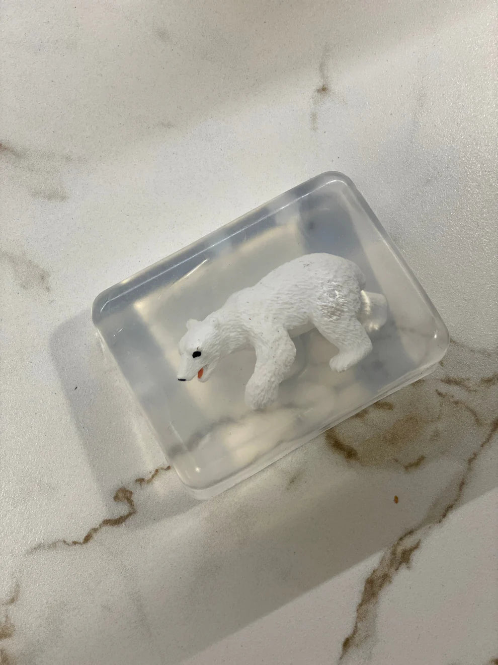 Savon avec figurines au choix (animaux, dinosaures, ...) - Ours polaire