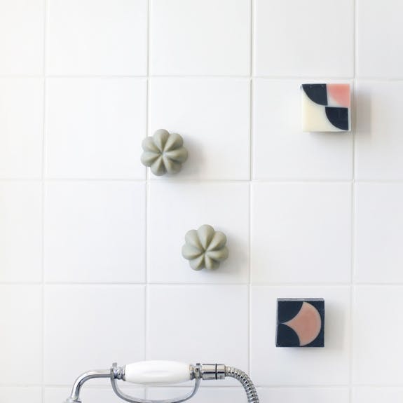 
            
                Load image into Gallery viewer, Porte savon minimaliste - Les cotons de Romane : Produits d&amp;#39;hygiène réutilisables et lavables
            
        