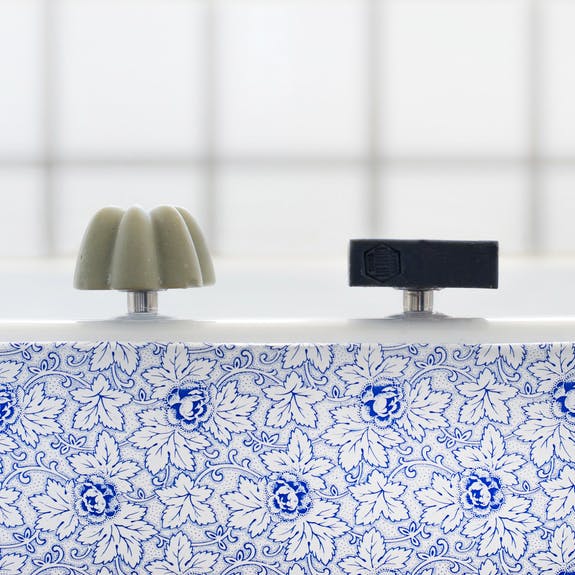 
            
                Load image into Gallery viewer, Porte savon minimaliste - Les cotons de Romane : Produits d&amp;#39;hygiène réutilisables et lavables
            
        